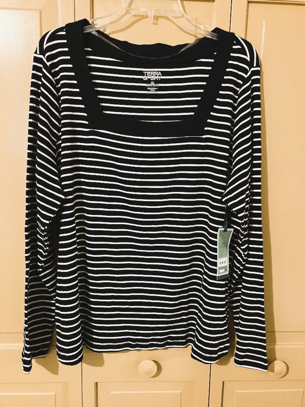 Terra & Sky Size 2X (20W/22W) Long Sleeve, Square Neck Navy Blue & White Top.